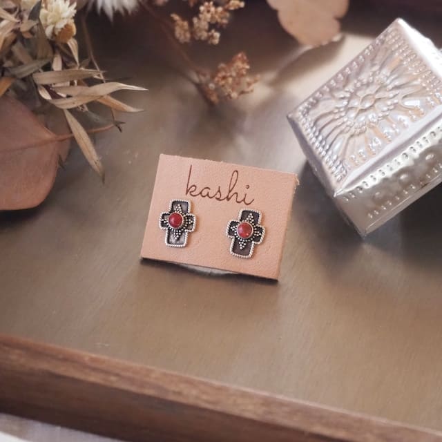 ?LuUna silver?　cross  red coral  silver925ピアス
