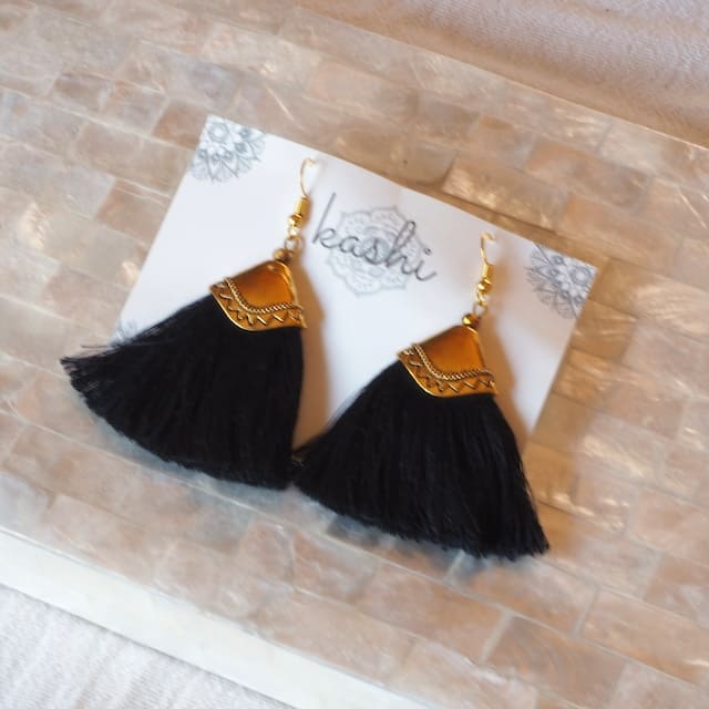 タッセルピアス　ショート　black