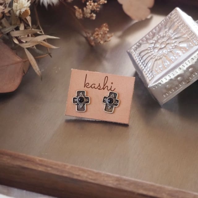 ?LuUna silver?　cross  onyx  silver925ピアス