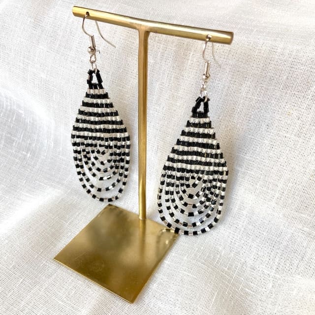 ビーズ　ボーダーピアス　silver×black